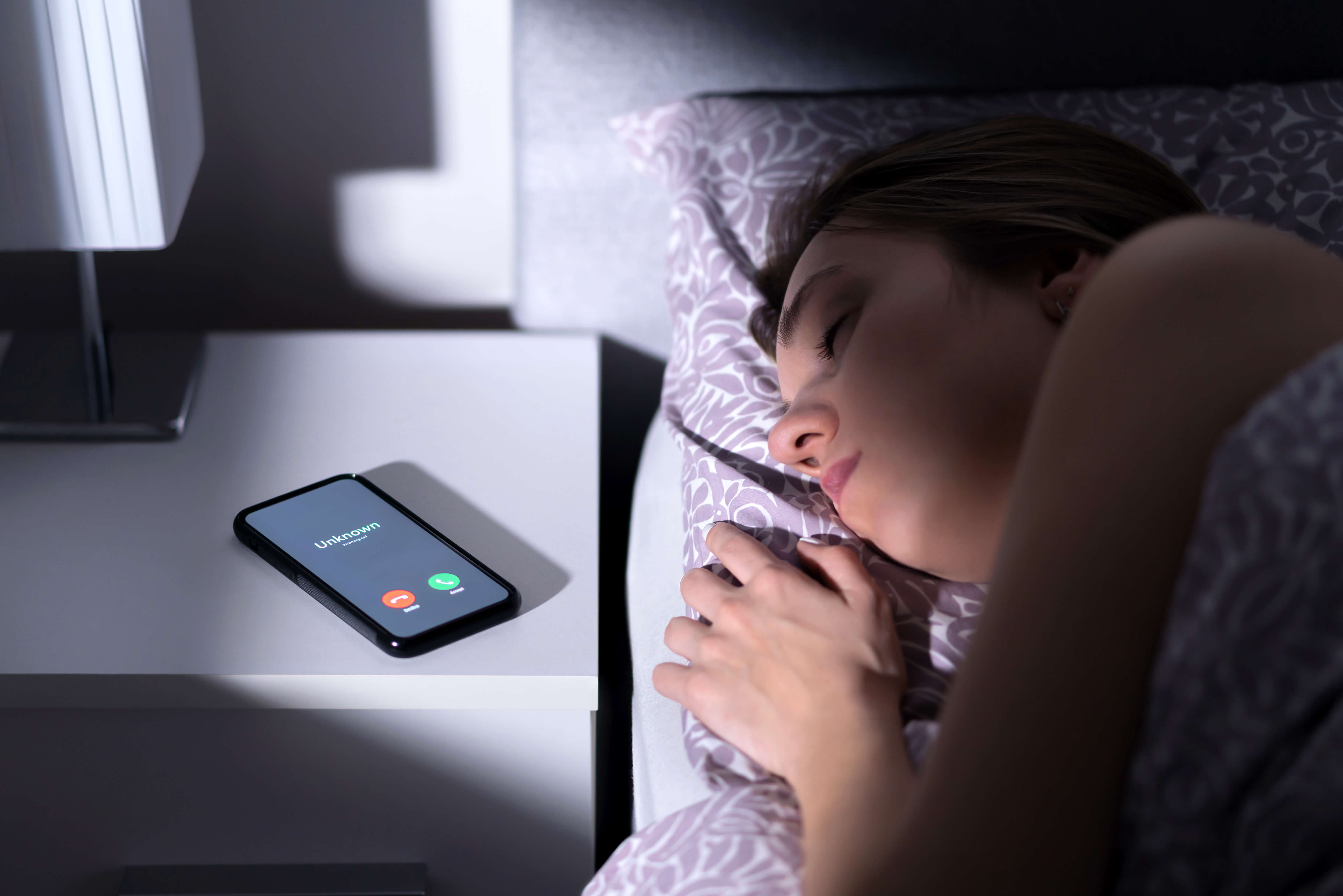 kvinder sover med mobil